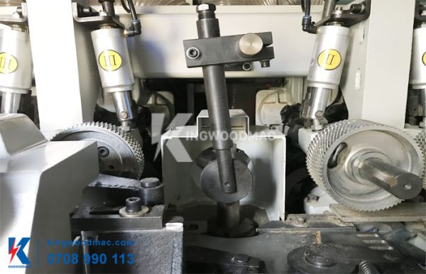 MÁY BÀO 4 MẶT PHÔI GỖ TỰ ĐỘNG - KWVK B416 Trục bào mặt bên trái máy bào 4 mặt phôi gỗ tự động KWVK B416 | Kingwoodmac