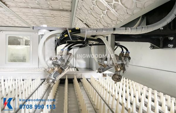 Máy phun sơn mặt phẳng và băng tải đưa phôi | Kingwoodmac