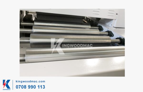 Rulo cuốn phôi vào máy cán vân da cá đuối KWBY 650DGP | Kingwoodmac