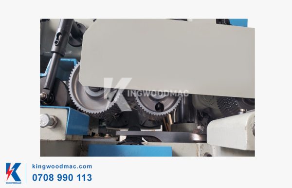 MÁY BÀO GỖ 4 MẶT 4 TRỤC DAO - MB 4015D Rulo đè phôi vào máy bào gỗ 4 mặt 4 trục cao tốc MB 4015D | Kingwoodmac