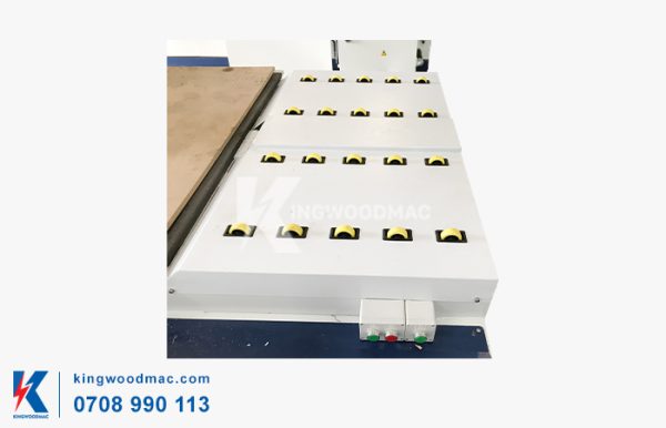 MÁY CẮT PHAY CNC ROUTER CẤP PHÔI TỰ ĐỘNG - KW 1325 R1BP HD Bàn rulo hỗ trợ đưa phôi vào máy cắt phay router cắt phôi tự động KW 1325 R1BP HD | Kingwoodmac