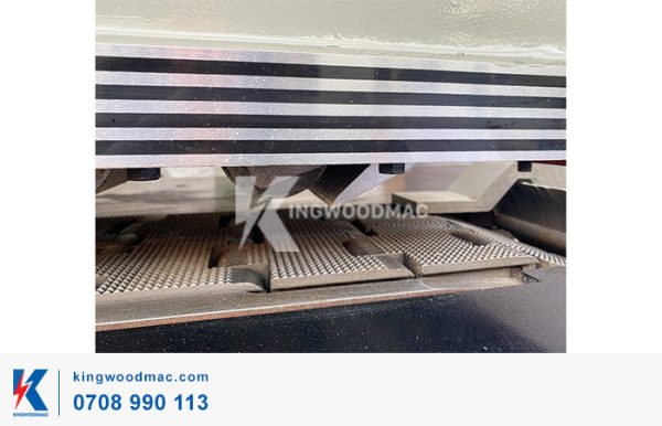 MÁY CƯA RONG NAN CẠNH THẲNG - KWVK 18I Băng tải đưa phôi cưa rong nan | Kingwoodmac