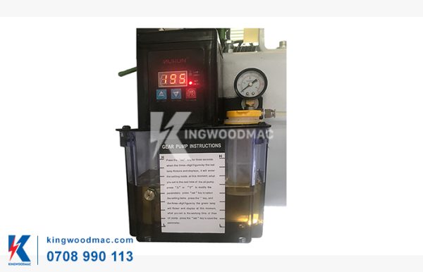 MÁY PHAY CNC ROUTER 4 ĐẦU – KW 1325A4/KW 1528A4 Bơm dầu máy phay cnc router 4 đầu KW 1325 A4 | Kingwoodmac