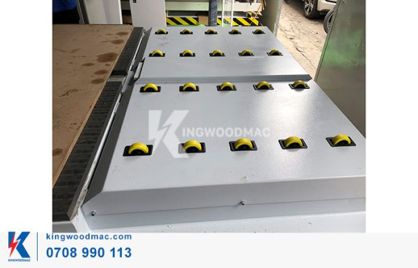 MÁY PHAY CNC ROUTER 4 ĐẦU – KW 1325A4/KW 1528A4 Con lăn hỗ trợ đưa phôi máy phay cnc router 4 đầu KW 1325 A4 | Kingwoodmac