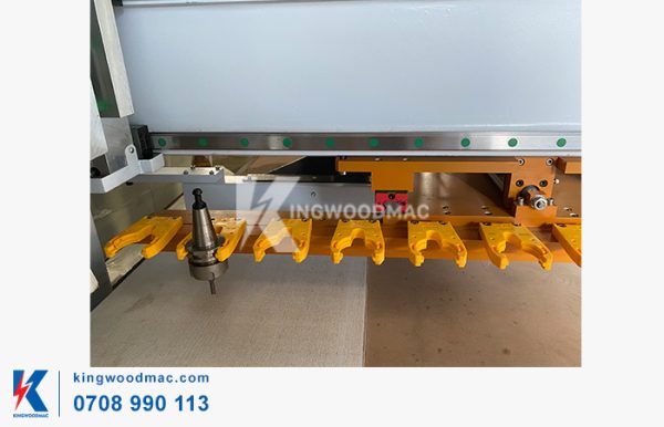 MÁY PHAY CNC NESTING CẤP PHÔI TỰ ĐỘNG - KW 1325 R1B AL Khay thay dao máy phay cnc nesting cấp phôi tự động KW 1325 R1B AL | Kingwoodmac