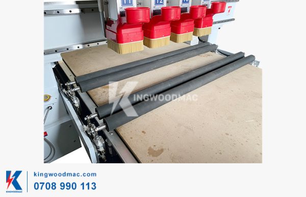 Rulo đè phôi máy gia công cnc router KW 1350 TC2 4 | Kingwoodmac