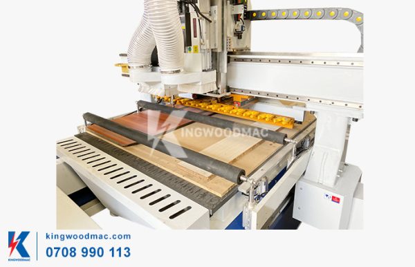 MÁY PHAY CNC NESTING CẤP PHÔI TỰ ĐỘNG - KW 1325 R1B AL Rulo đè phôi máy phay cnc nesting cấp phôi tự động KW 1325 R1B AL | Kingwoodmac