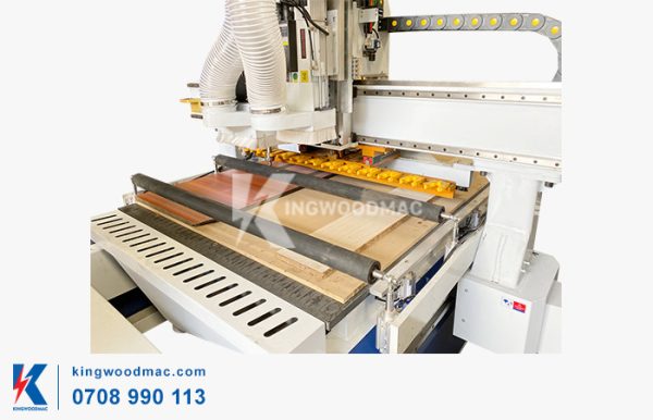 Rulo đè phôi ra máy phay khoan cnc thay dao tự động KW 1325 R1BP | Kingwoodmac