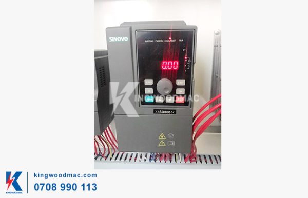 Biến tần Sinovo của máy tiện CNC 2 trục cấp phôi tự động - KWQH 1500 | Kingwoodmac