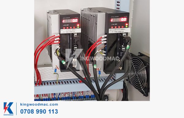 Servo driver của máy tiện CNC 2 trục cấp phôi tự động - KWQH 1500 | Kingwoodmac
