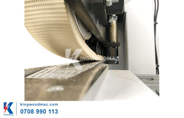 MÁY CẮT XÉN DÁN CẠNH TỰ ĐỘNG BĂNG TẢI DÂY ĐAI - MICHAEL 4CRB Băng tải belt của máy cắt xén dán cạnh tự động băng tải dây đai - MICHAEL 4CRB | Kingwoodmac