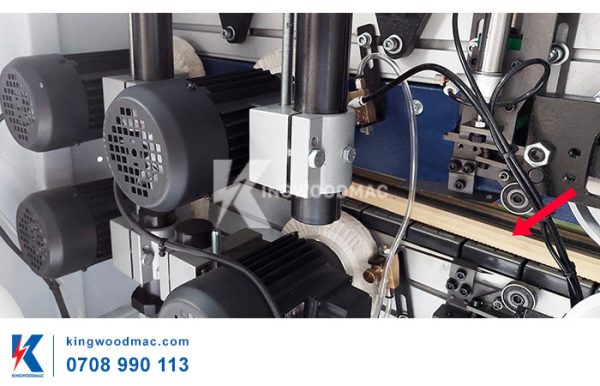 MÁY CẮT XÉN DÁN CẠNH TỰ ĐỘNG BĂNG TẢI DÂY ĐAI - MICHAEL 4CRB Băng tải dây đai của máy cắt xén dán cạnh tự động băng tải dây đai - MICHAEL 4CRB | Kingwoodmac