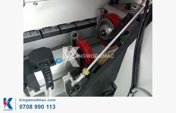 Cắt đầu đuôi nẹp của máy dán cạnh full chức năng tự động - KWHH 450 | Kingwoodmac