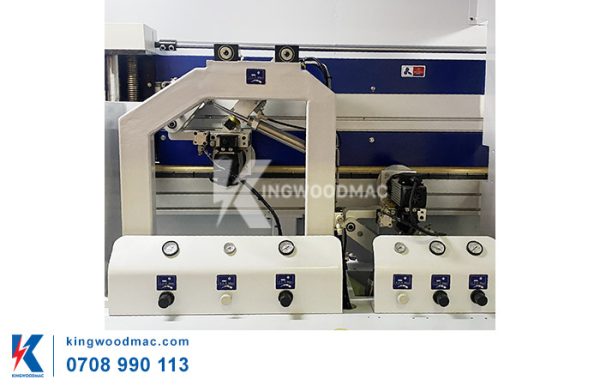 MÁY CẮT XÉN DÁN CẠNH TỰ ĐỘNG BĂNG TẢI DÂY ĐAI - MICHAEL 4CRB Cụm bo góc của máy cắt xén dán cạnh tự động băng tải dây đai - MICHAEL 4CRB | Kingwoodmac