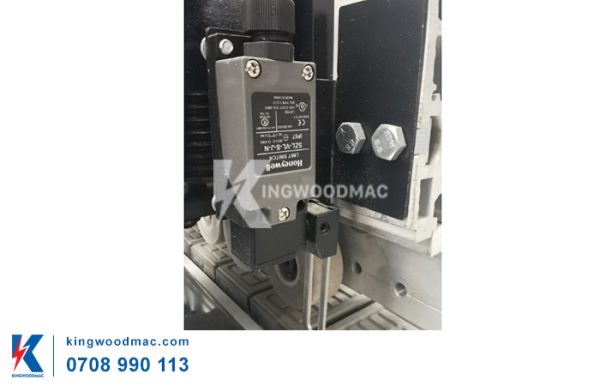 Máy dán cạnh nẹp thẳng nghiêng - PRO ARC 3 | KingwoodmacThiết bị an toàn của máy dán cạnh nẹp thẳng nghiêng - PRO ARC 3 | Kingwoodmac