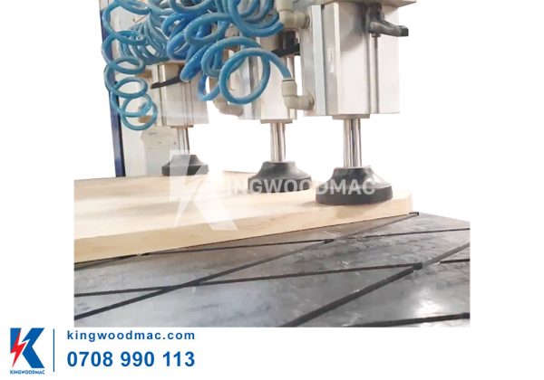 MÁY KHOAN NGANG CNC QUÉT MÃ VẠCH - KW 2400 CNC Ben kẹp phôi máy khoan ngang cnc quét mã vạch KW 2400 CNC | Kingwoodmac