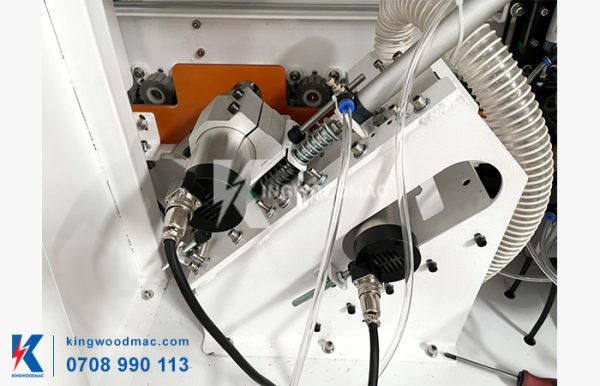 MÁY CẮT XÉN DÁN CẠNH TỰ ĐỘNG - COMPACT 4 Cụm cắt đầu đuôi máy cắt xén dán cạnh tự động COMPACT 4 | Kingwoodmac