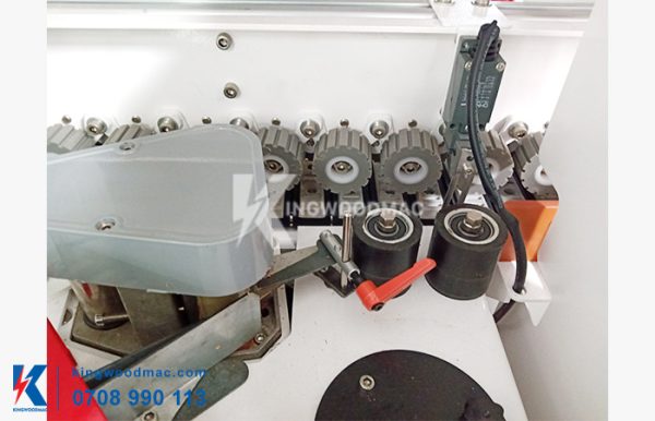 MÁY CẮT XÉN DÁN CẠNH TỰ ĐỘNG - COMPACT 4 Cụm rulo ép nẹp máy cắt xén dán cạnh tự động COMPACT 4 | Kingwoodmac