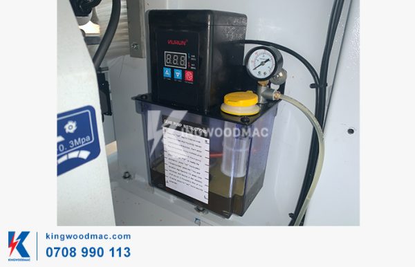 MÁY CẮT XÉN DÁN CẠNH THẲNG TỰ ĐỘNG - MICHAEL 4 Hệ thống cấp dầu bôi trơn tự động máy cắt xén dán cạnh thẳng tự động | Kingwoodmac