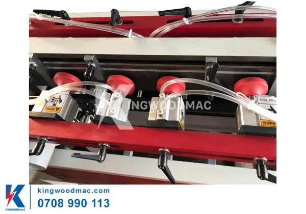 Ben kẹp hơi phía sau máy phay mộng mang cá | kingwoodmac