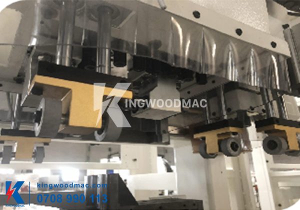 MÁY KHOAN GỖ CÔNG NGHIỆP 6 MẶT - KW 612S Cụm con lăn đè phôi máy khoan gỗ công nghiệp 6 mặt - KW 612S | Kingwoodmac