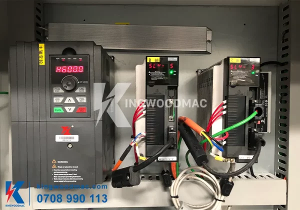 MÁY CNC TRUNG TÂM 3D 4 TRỤC 2 BÀN THAY DAO TỰ ĐỘNG - KW 4AXIS ATC1 Biến tần máy CNC trung tâm 3D 4 trục 2 bàn thay dao tự động | Kingwoodmac