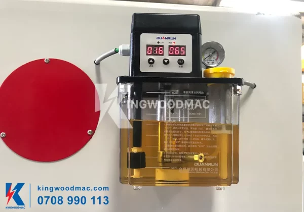 MÁY CNC TRUNG TÂM 3D 4 TRỤC 2 BÀN THAY DAO TỰ ĐỘNG - KW 4AXIS ATC1 Bình bơm dầu tự động máy CNC trung tâm 3D 4 trục 2 bàn thay dao tự động | Kingwoodmac