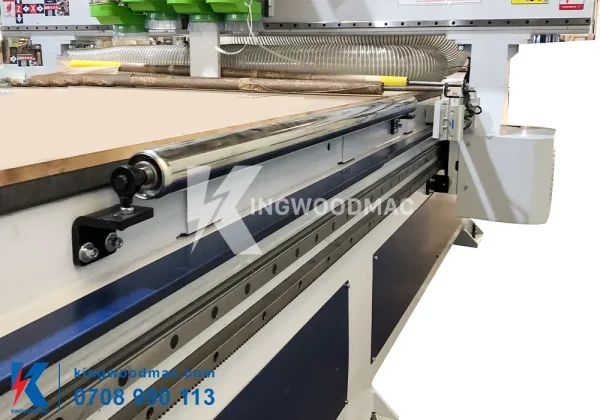 MÁY PHAY CNC ROUTER 4 ĐẦU – KW 1325A4/KW 1528A4 Rulo lên phôi bên hông máy phay cnc router 4 đầu | Kingwoodmac