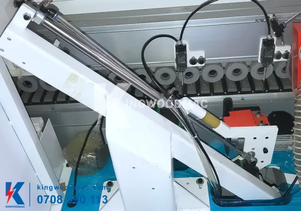 MÁY DÁN CẠNH NGHIÊNG 45 VÀ 90 ĐỘ - KWHC 4590 Cụm cắt chỉ đầu đuôi máy dán cạnh nghiên 45 và 90 độ | Kingwoodmac