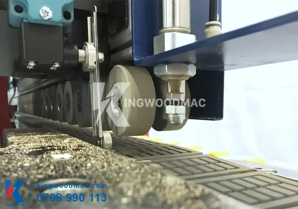 MÁY DÁN CẠNH THẲNG NGHIÊNG KHÔNG ĐƯỜNG LINE - COMBINE ARC12 Thanh chặn phôi và công tắc hành trình máy dán cạnh thẳng nghiêng không đường line | Kingwoodmac